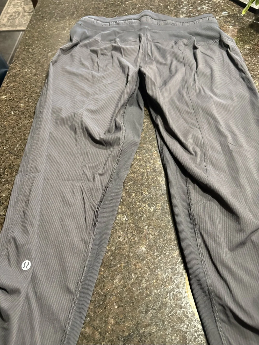 Lululemon crop pants never worn